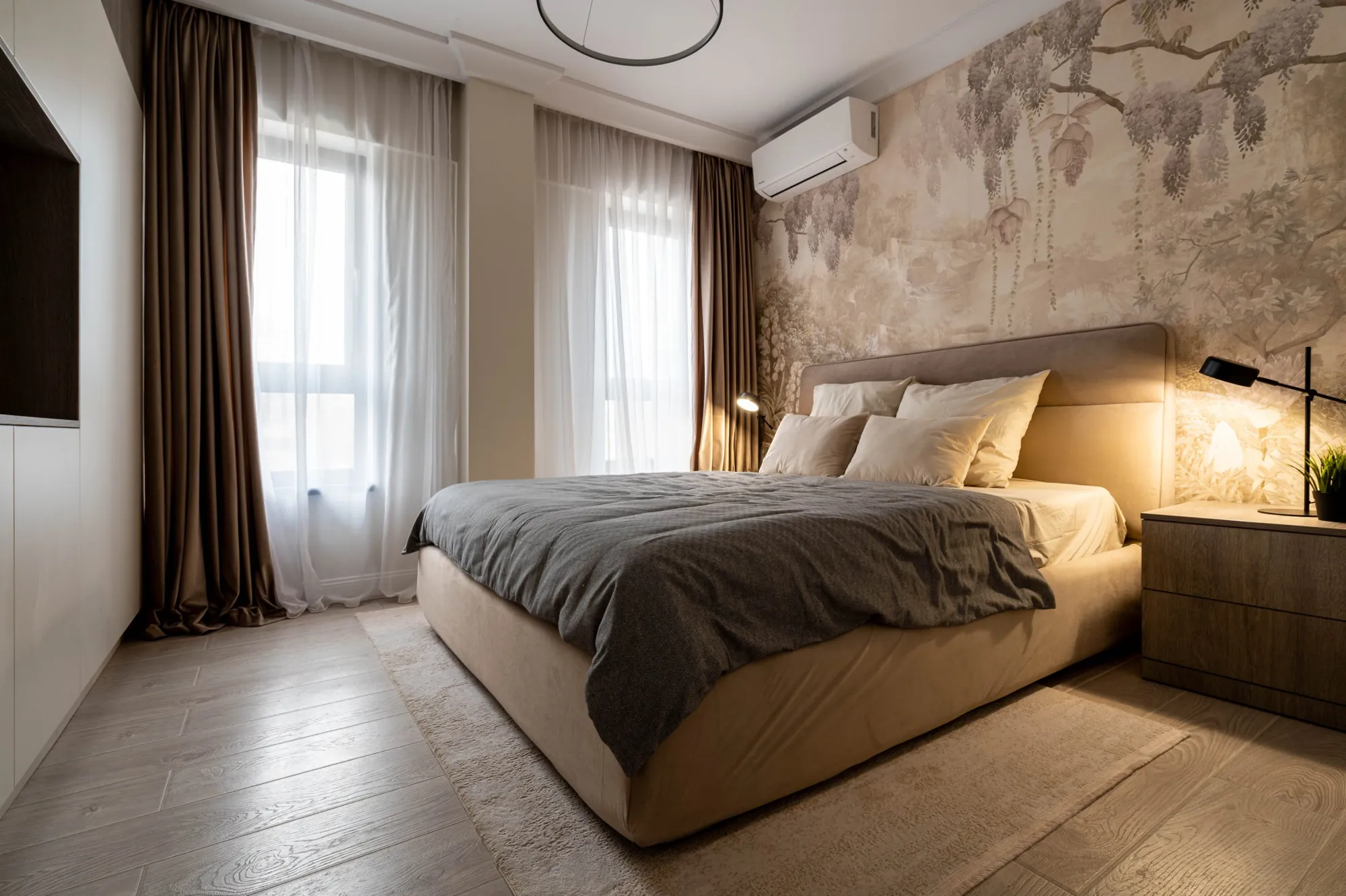 Dormitor amenajat într-un apartament din Casa Presei