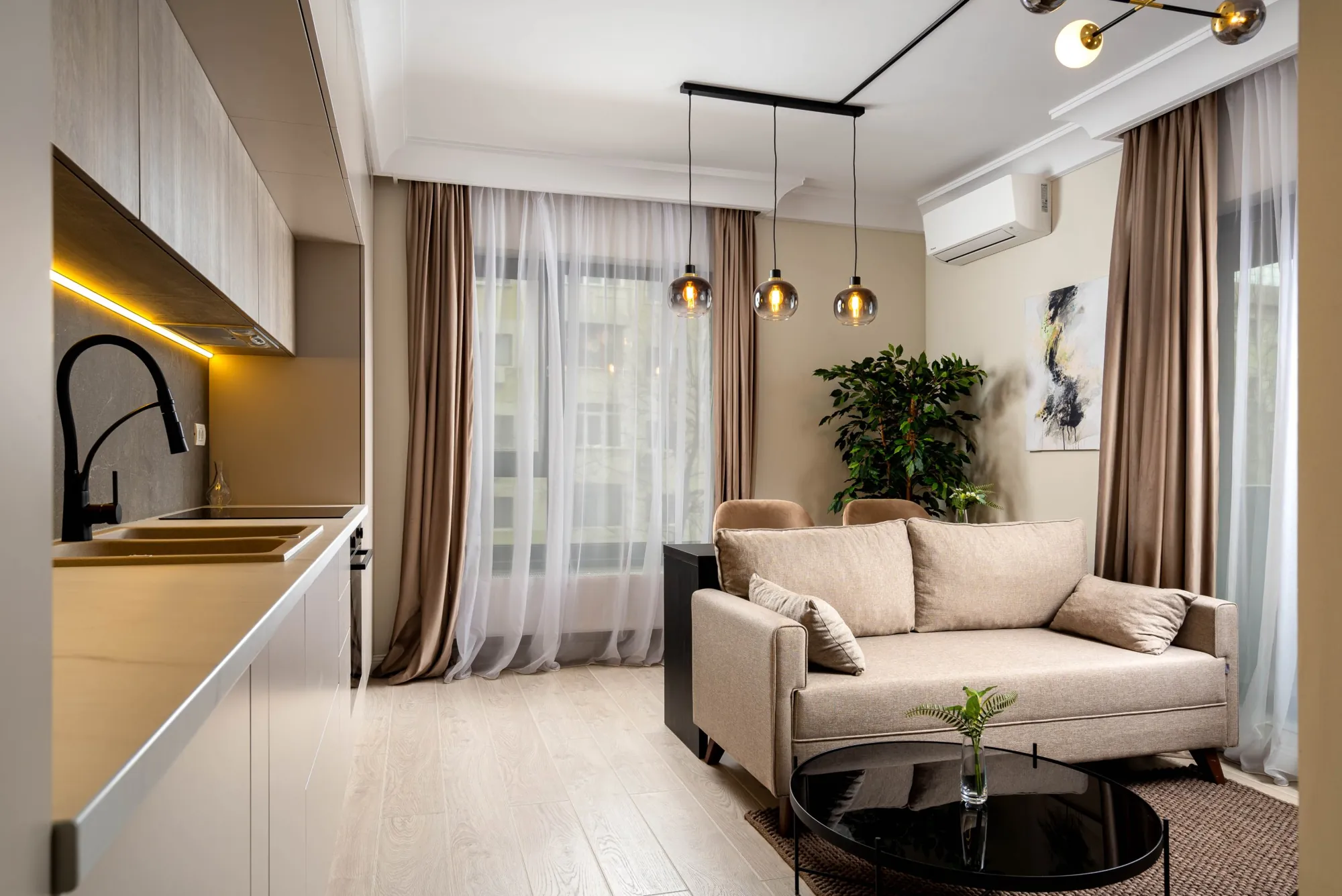 Living cu bucătărie deschisă într-un apartament amenajat din Casa Presei