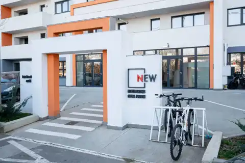 Intrarea în clădirea Casa Presei, cu rastel pentru biciclete