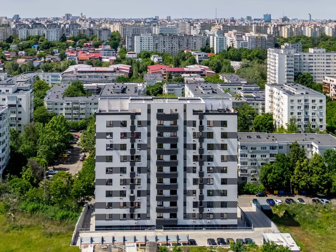 Clădirea New Residences Colentina I văzută din dronă, cu cartierul și cerul în fundal
