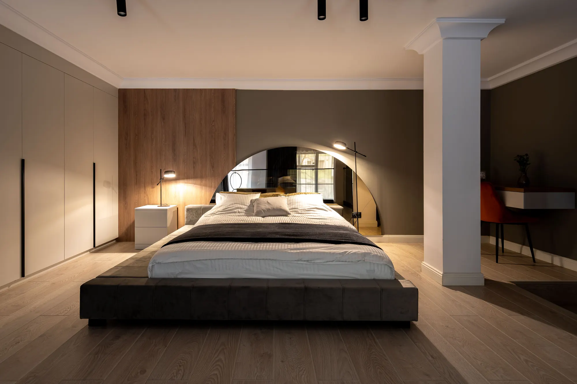 Bedroom with an arched mirror in a Colentina apartment