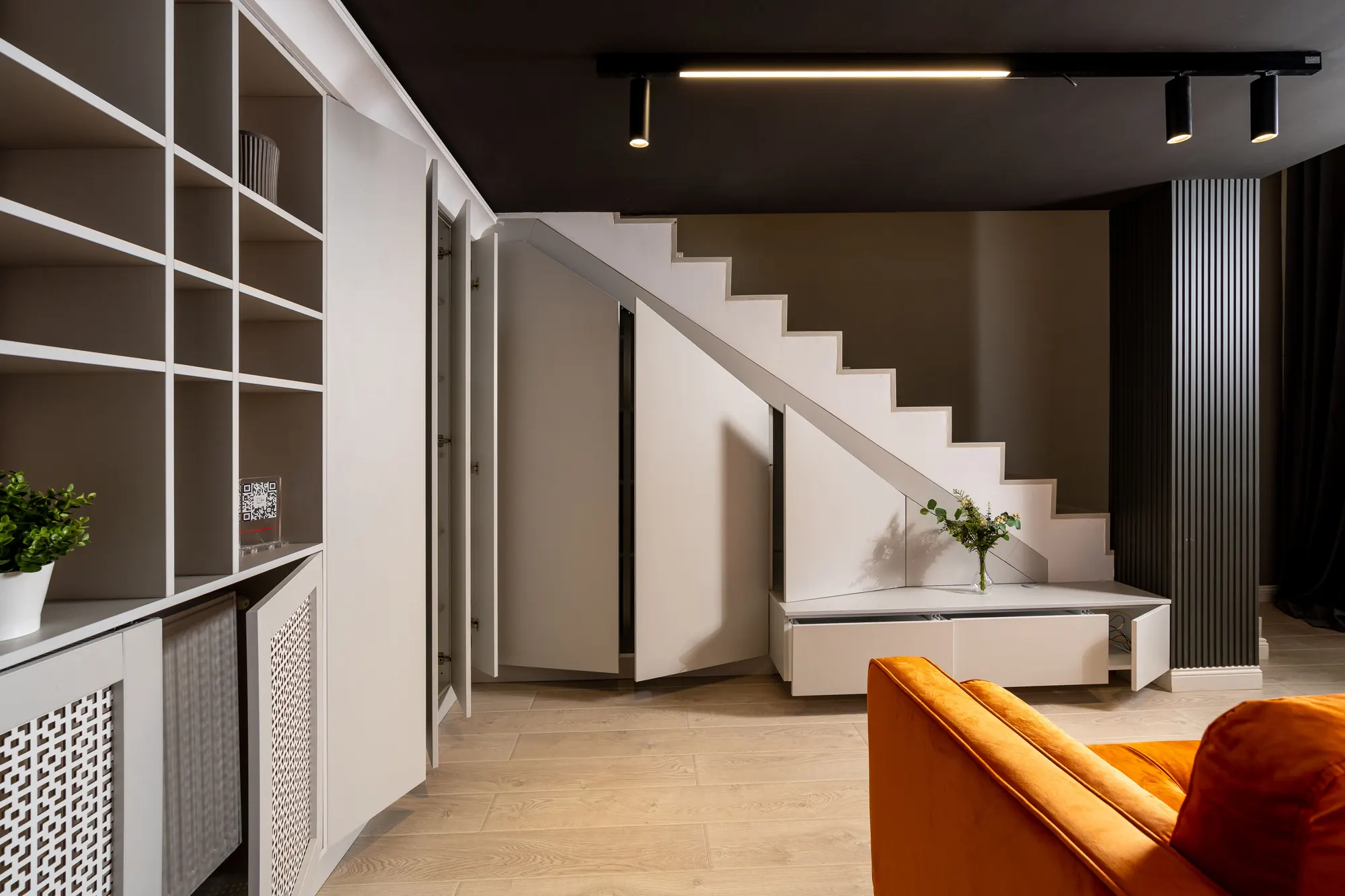 Living luminos cu scară spre etajul al doilea, apartament Colentina