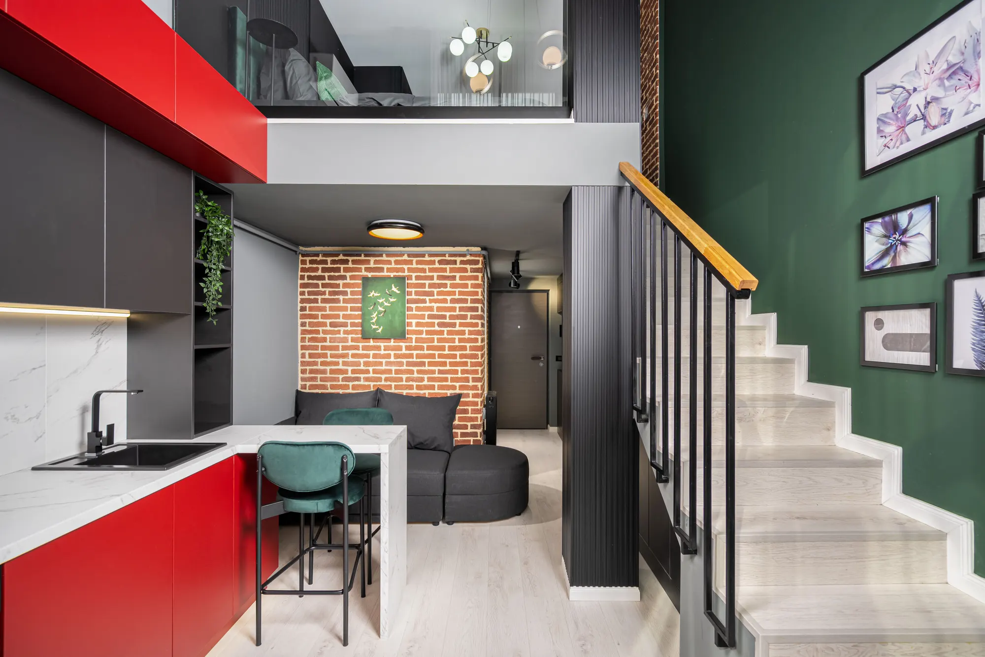 Studio duplex amenajat colorat, cu scară și mezanin, Colentina
