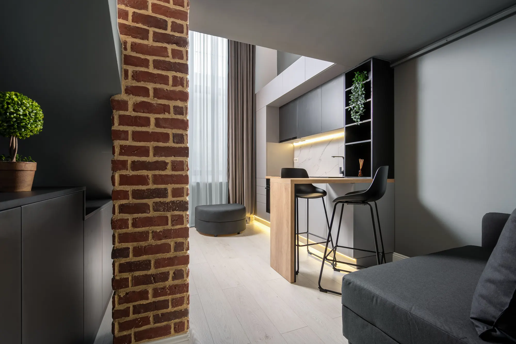 Studio amenajat în Colentina, cu perete din cărămidă aparentă