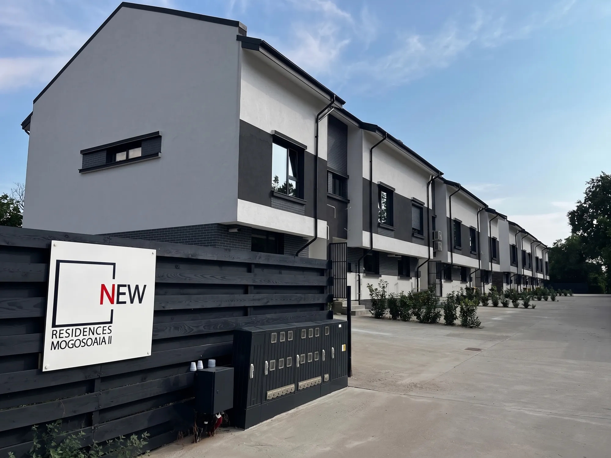 Intrarea în ansamblul de vile New Residences Mogoșoaia II, cu șirul de vile înșiruite
