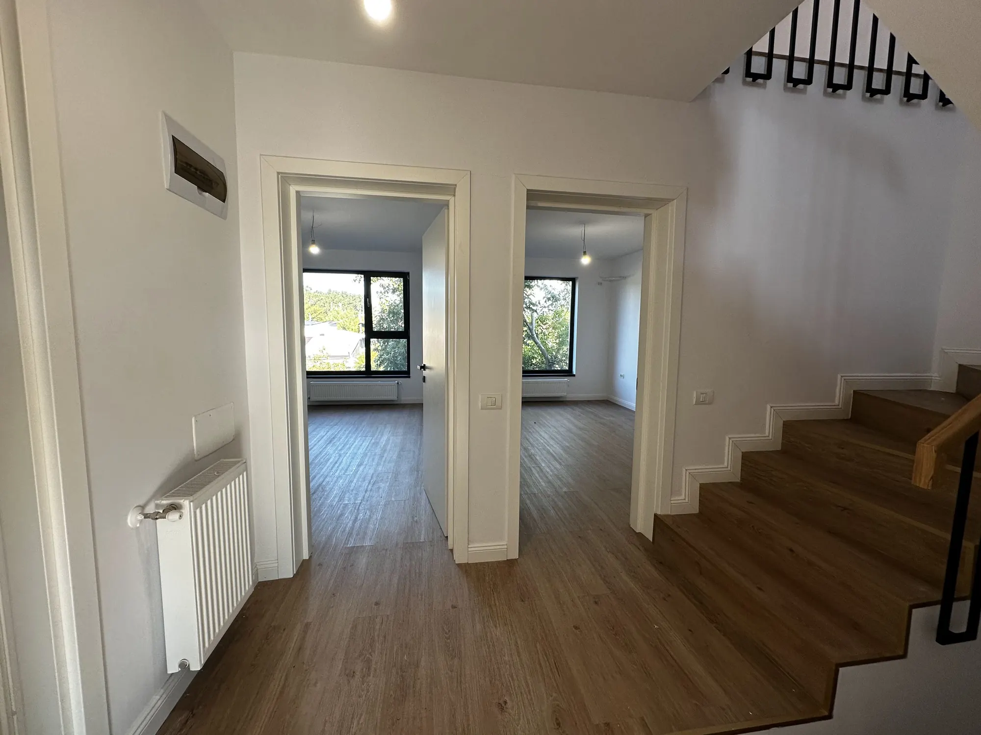 Holul de la etaj cu accesul spre dormitoare și scara spre pod