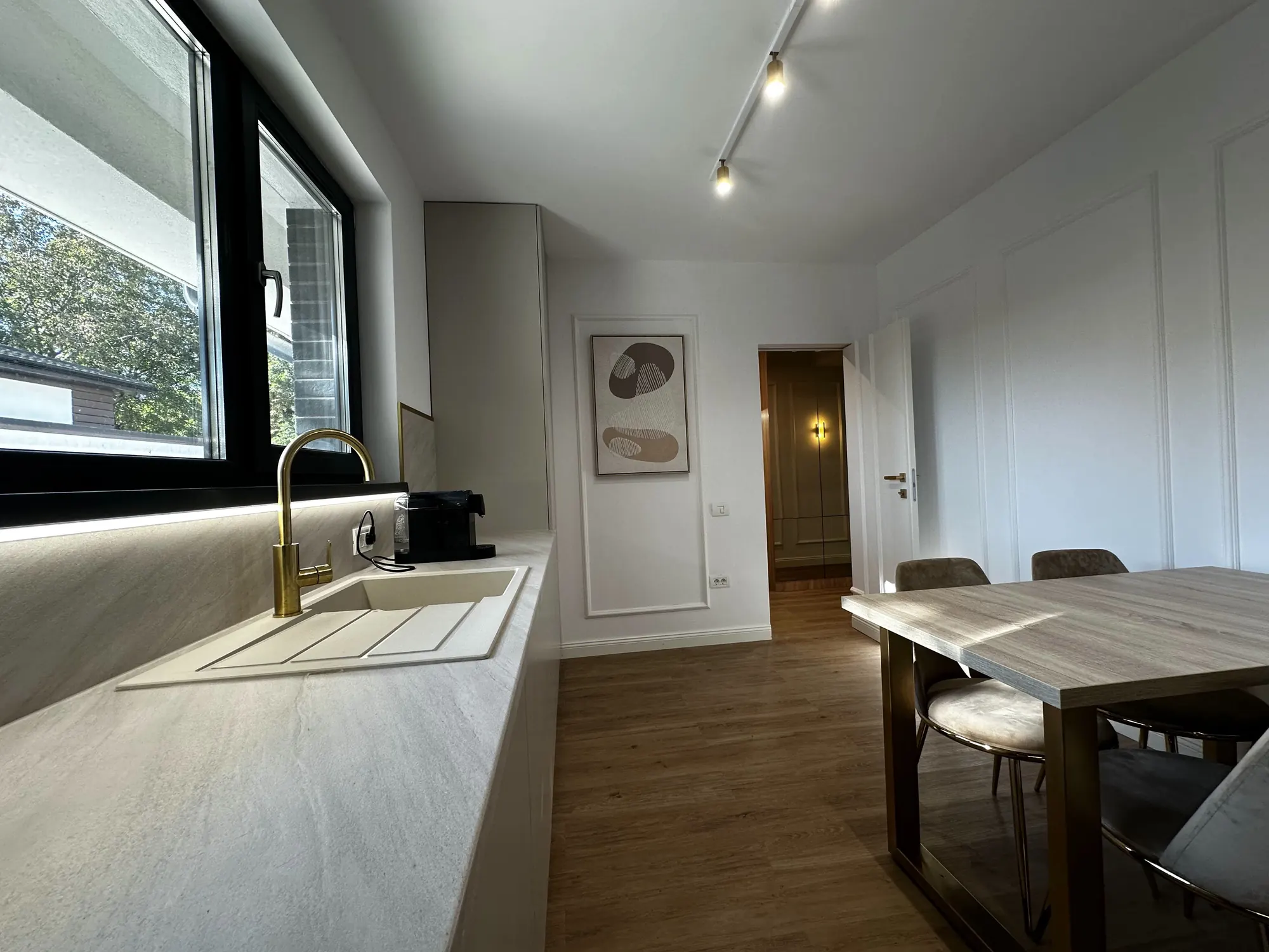 Bucătăria și zona de dining din casa showroom Mogoșoaia II