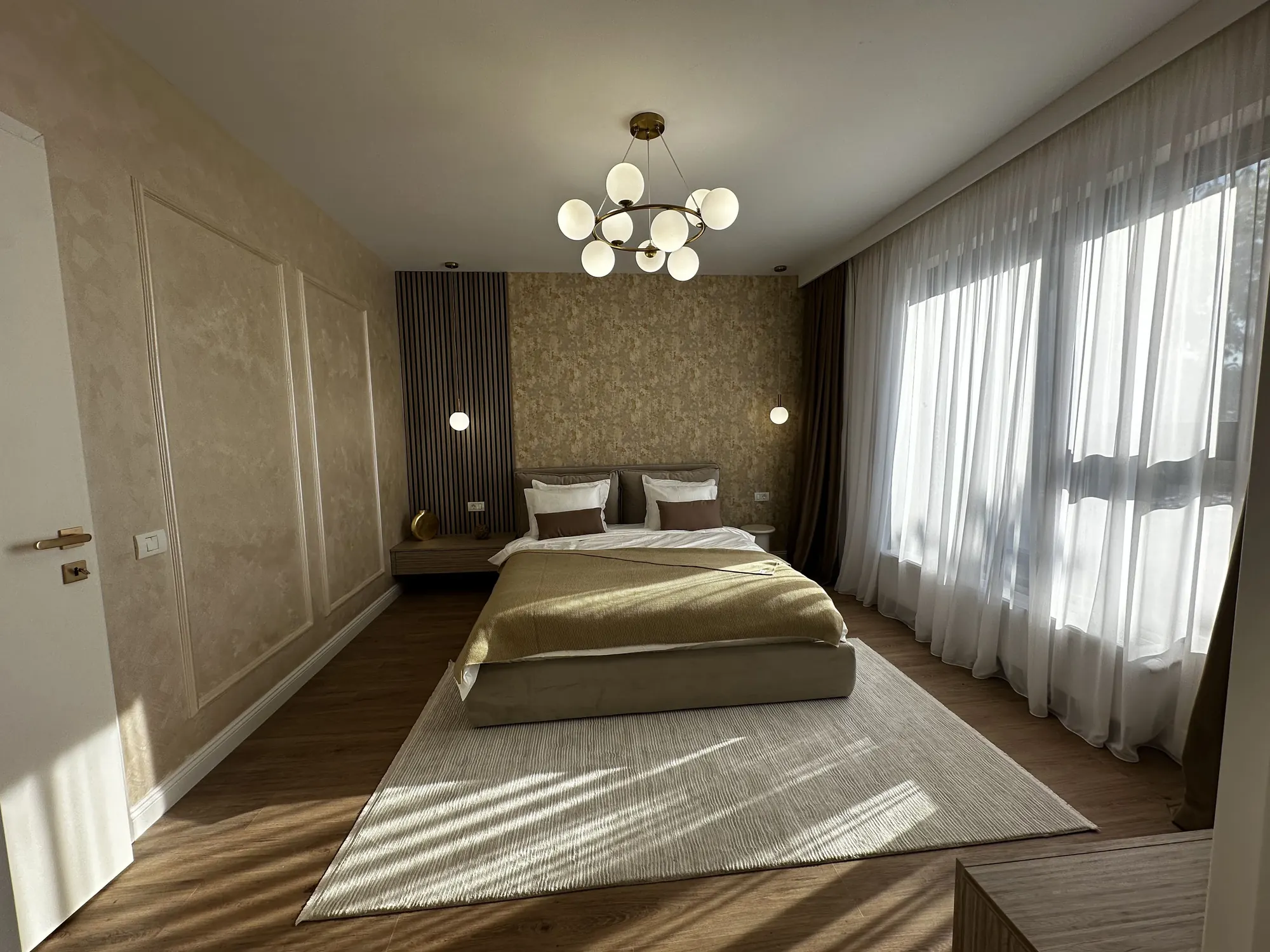 Dormitorul matrimonial luminos al casei showroom Mogoșoaia II