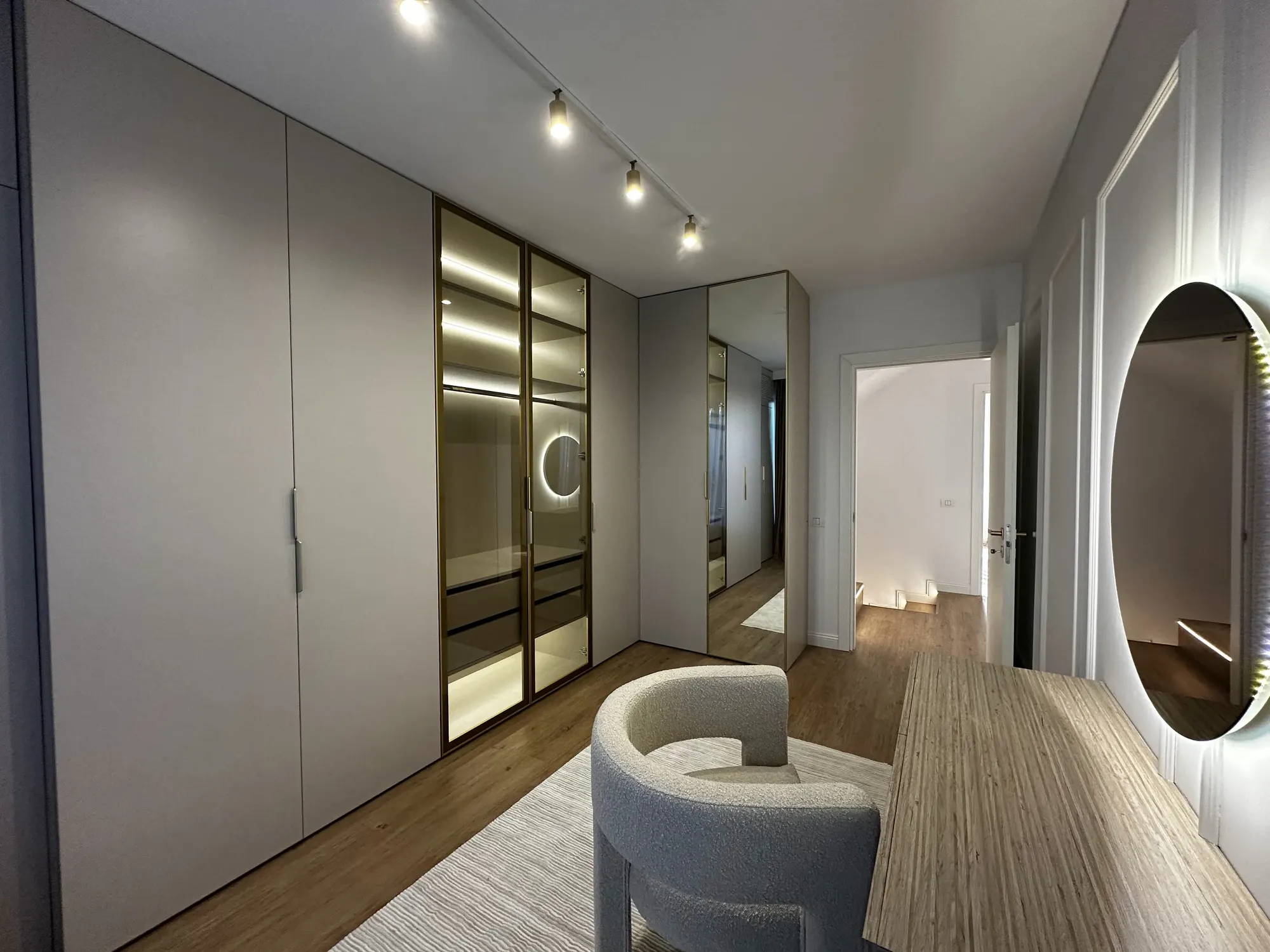 Dormitor cu dressing și oglindă rotundă, casa showroom Mogoșoaia II