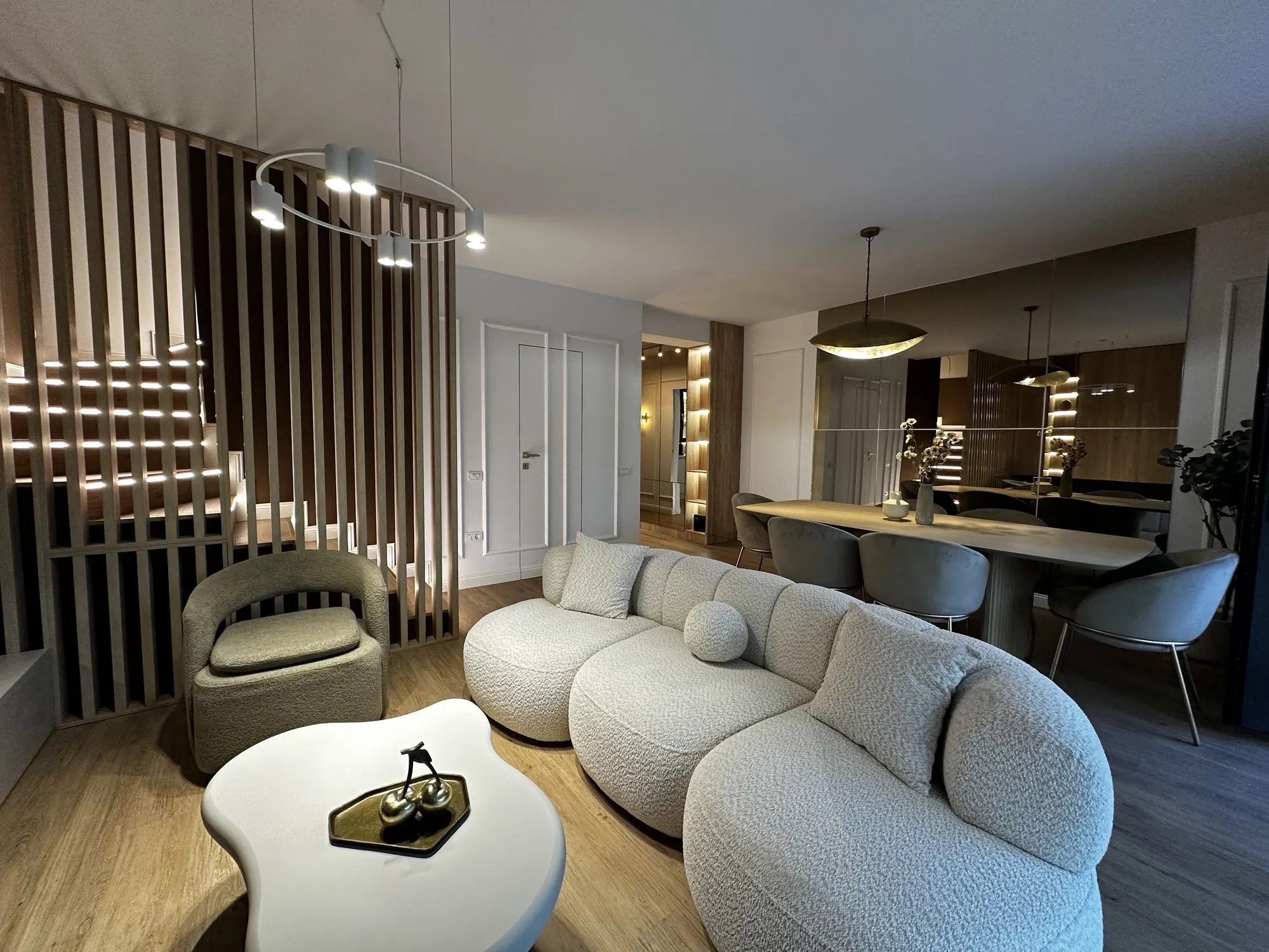 Living și dining deschise, cu scara la vedere, casa showroom Mogoșoaia II