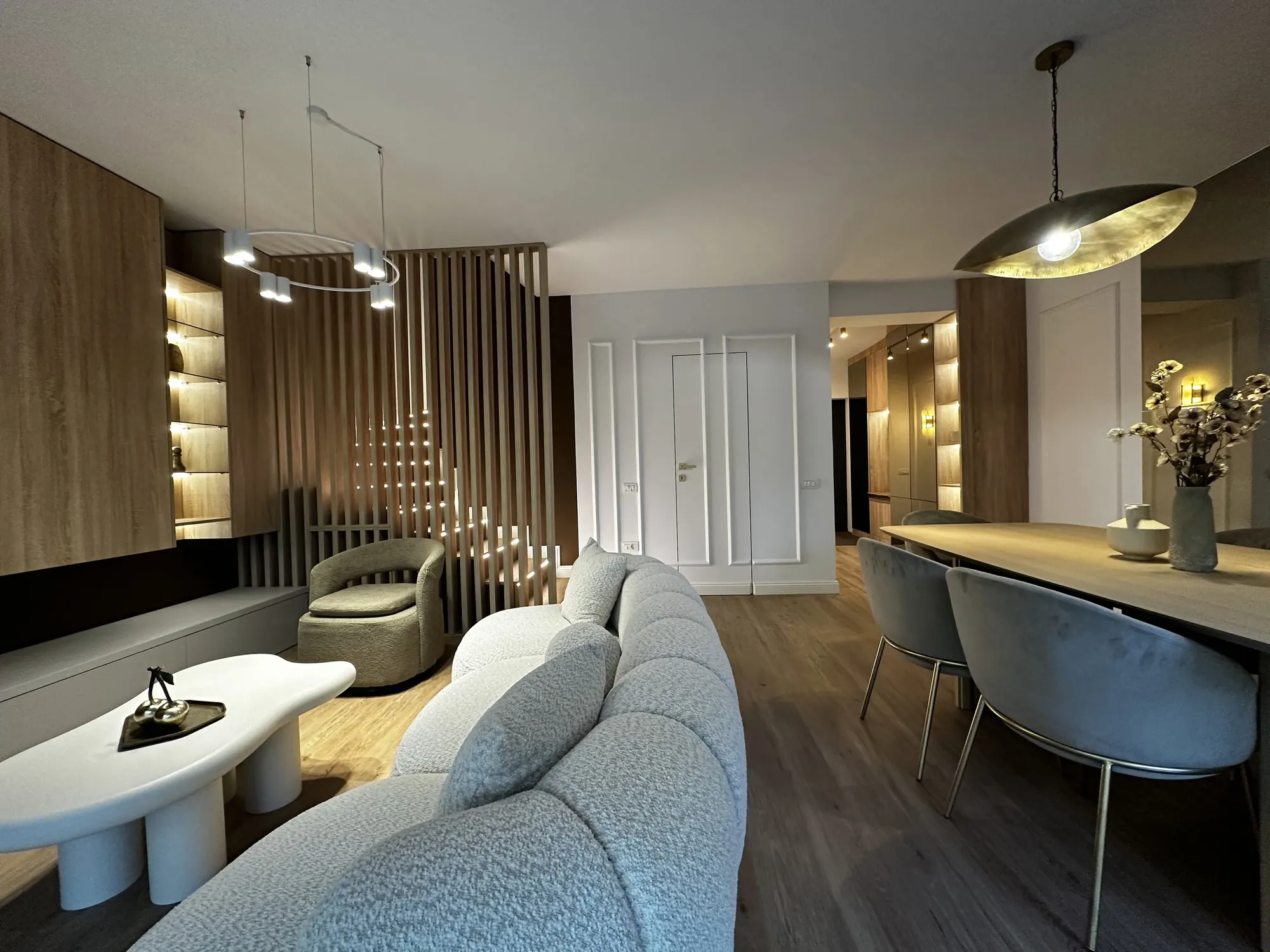 Livingul amenajat al casei showroom din Mogoșoaia II