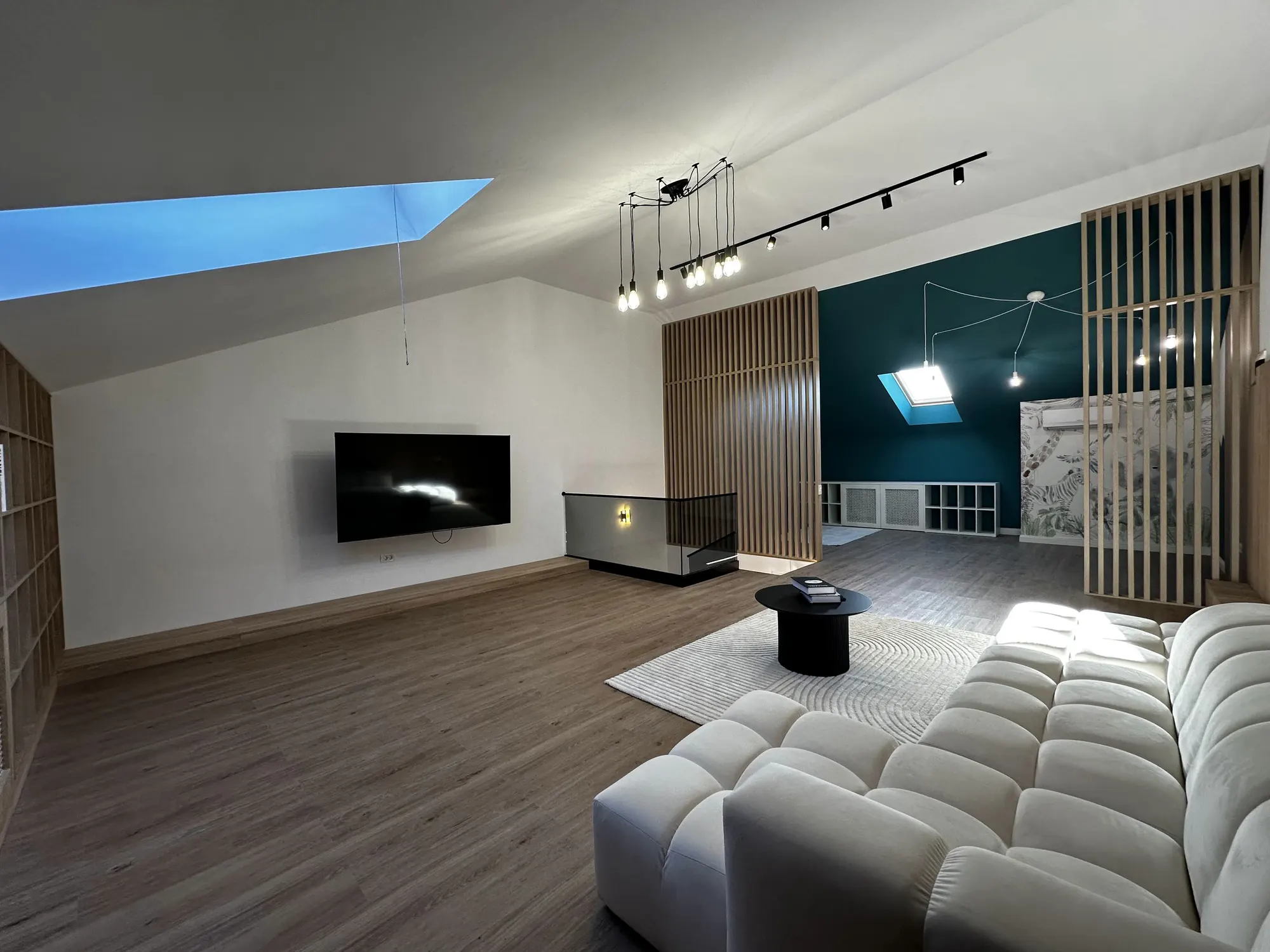Mansarda amenajată ca living, cu ferestre Velux, în casa showroom Mogoșoaia II
