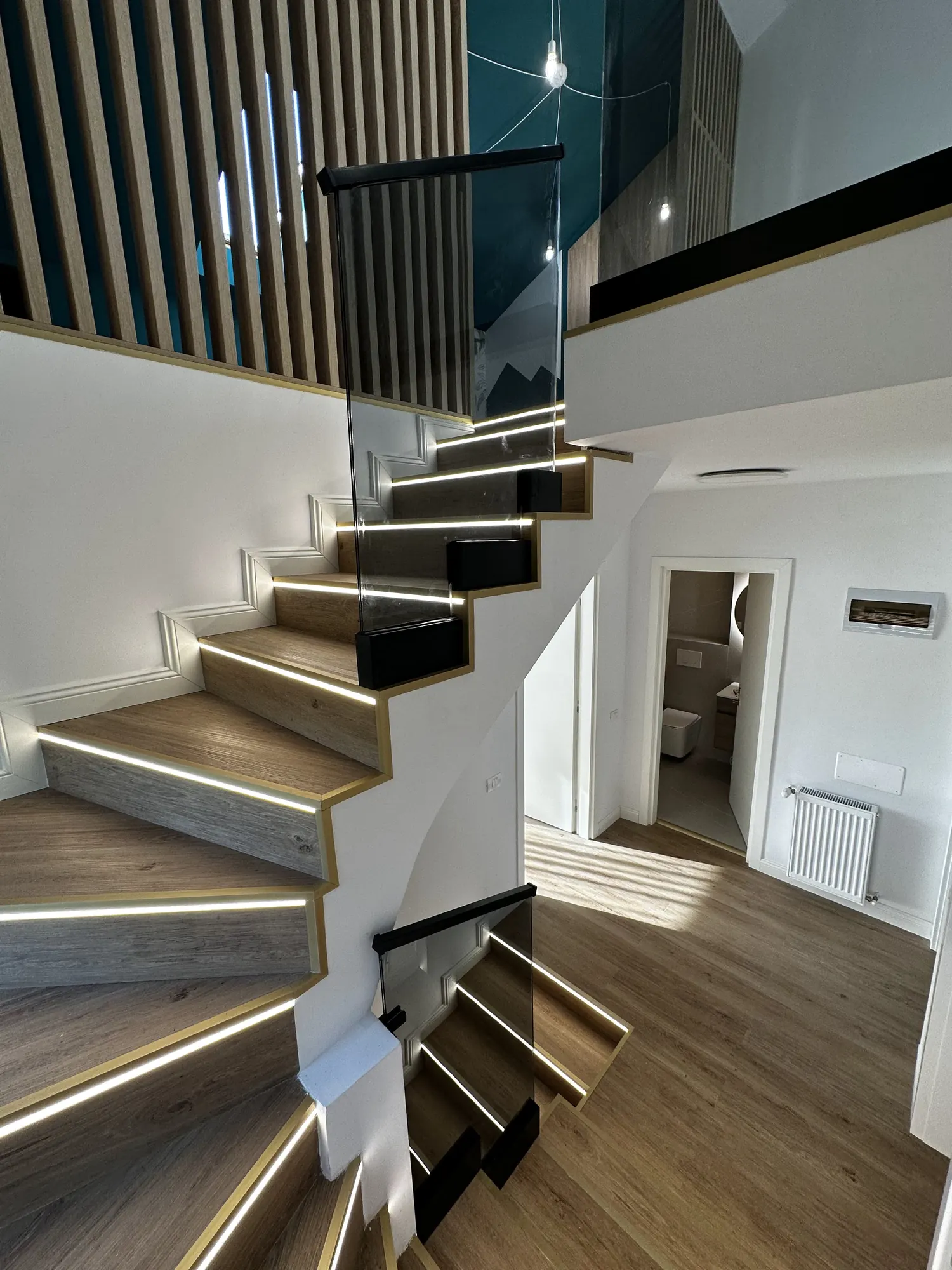 Scara interioară din lemn cu iluminare LED, casa showroom Mogoșoaia II